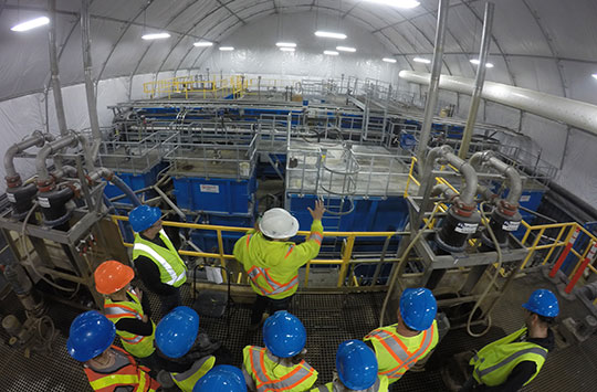 Visite de l'usine provisoire de traitement de l’eau de la mine Faro.