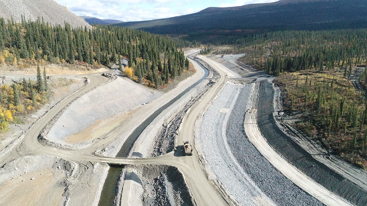 Photo aérienne des travaux de réalignement de la fourche nord du ruisseau Rose.