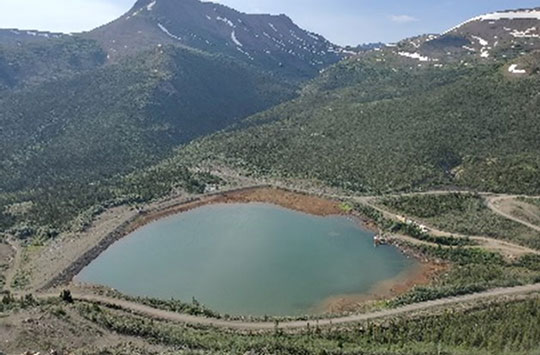 Un étang sur le site de la mine de la rivière Ketza.