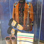 Une vitrine présentant des vêtements métis