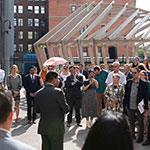 Le ministre Anandasangaree s'adressant à une foule de participants.