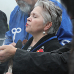 Claudette Commanda, Aînée algonquine, offre une bénédiction traditionnelle