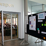 Un panneau d'information installé à l'entrée de l'atelier.