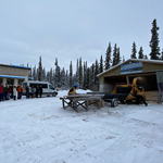 Les participants au programme ARENA discutent à l'extérieur avec les travailleurs communautaires des initiatives énergétiques locales.