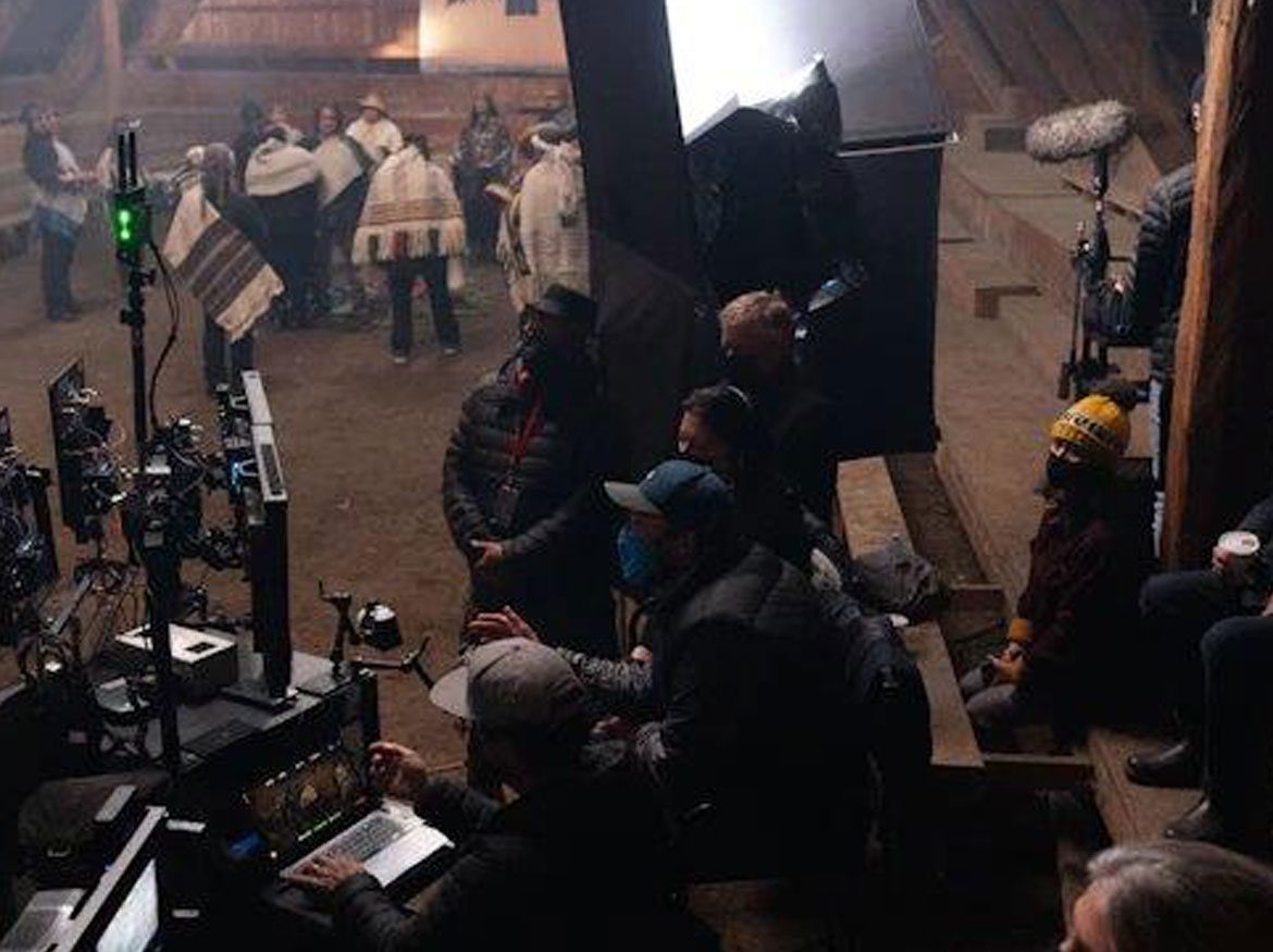 L'équipe de tournage sur le plateau utilise le matériel de prise de vue et d'éclairage.