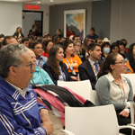 Le ministre Vandal, Lisa Koperqualuk et d'autres membres de l'auditoire présents à l'événement