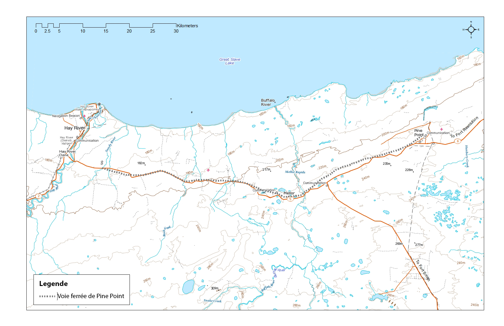 La carte montre la voie ferrée de l’ancienne mine Pine Point dans les Territoires du Nord-Ouest. Longue d’environ 80 km, la voie ferrée de Pine Point longe la rive sud du Grand lac des Esclaves dans les Territoires du Nord-Ouest (T.N.-O.). Son point le plus à l’ouest commence à l’est de Hay River pour aller jusqu’à la mine Pine Point désaffectée, près de Fort Resolution.