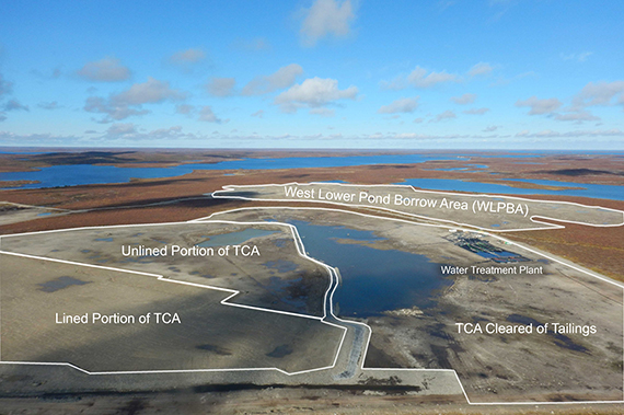 Cette image illustre les différentes sections du chantier du projet d’assainissement de la mine Tundra. De gauche à droite : partie recouverte de l’aire de confinement des résidus, partie non recouverte de l’aire de confinement des résidus, zone d’emprunt du bassin inférieur ouest, usine de traitement de l’eau et aire de confinement nettoyée de résidus.