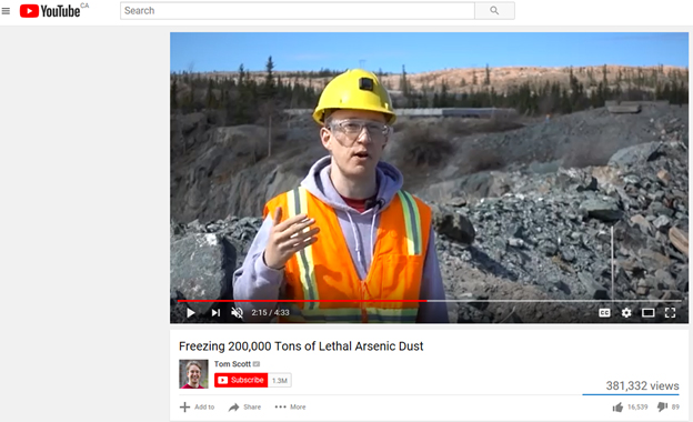 Cette image montre une capture d'écran d'une vidéo de YouTube. On y voit un homme vêtu d'un EPI se tenant devant un rocher et une fosse. Le titre « Freezing 200,000 Tonnes of Lethal Arsenic Dust » de YouTube est affiché sous la vidéo.