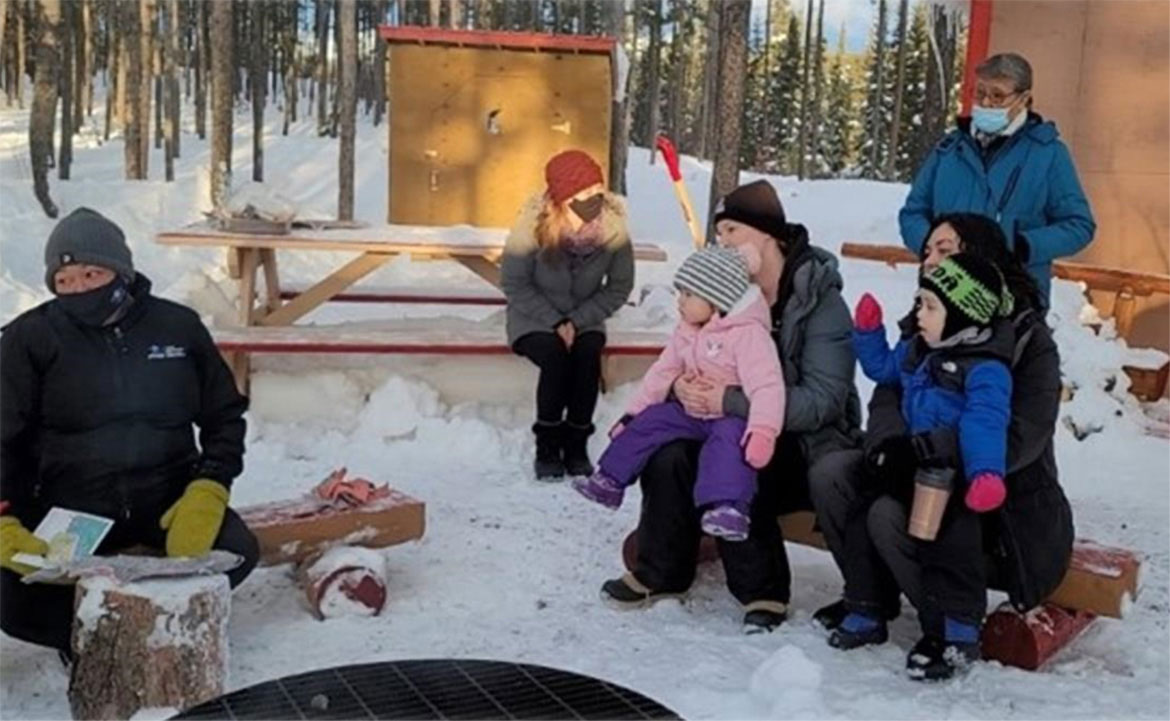 Les élèves du centre d'apprentissage familial Dusk'a Head Start de la Première Nation de Kwanlin Dün se rassemblent autour du foyer